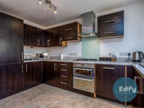 City Centre, Sleeps 8, Free Parking